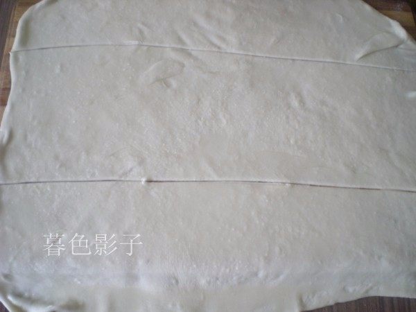 酥脆鞋底酥饼,擀成薄面皮大约1CM薄厚。面片分成等份,面皮抹适量的油,撒上适量的食用盐,