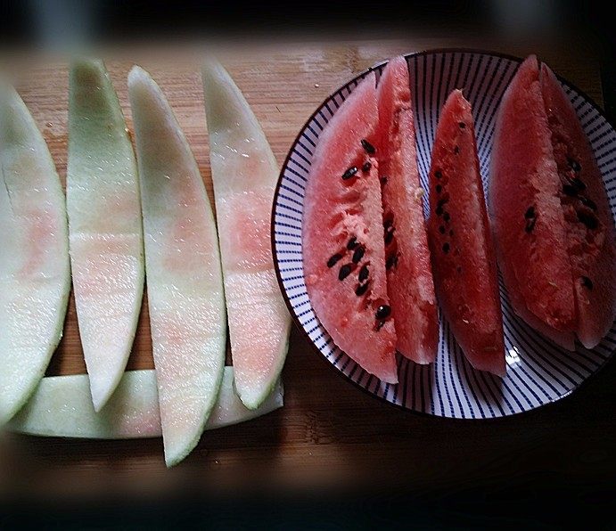 西瓜皮火腿鸡蛋饼,用刀将西瓜切瓤留皮