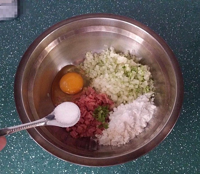 西瓜皮火腿鸡蛋饼,最后来点食盐