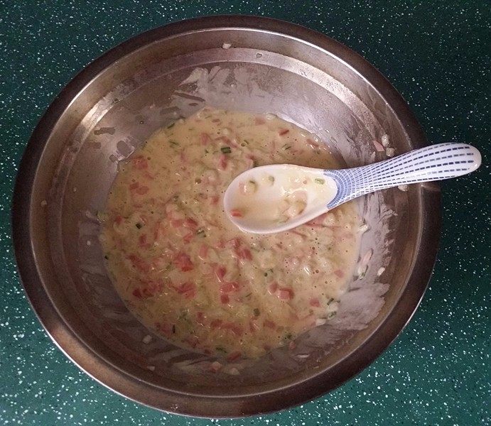 西瓜皮火腿鸡蛋饼,用勺子搅拌成糊