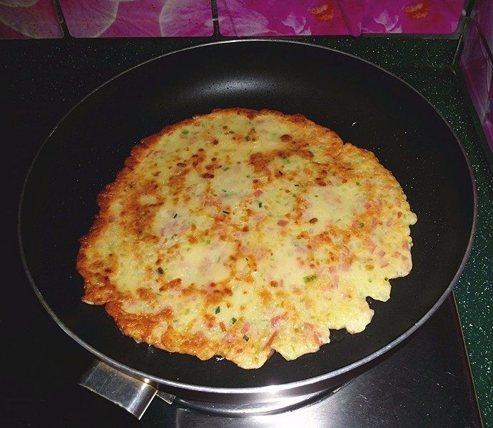 西瓜皮火腿鸡蛋饼,转中小火煎制金黄后翻面