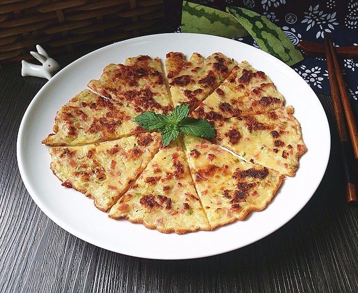 西瓜皮火腿鸡蛋饼,盛入盘中