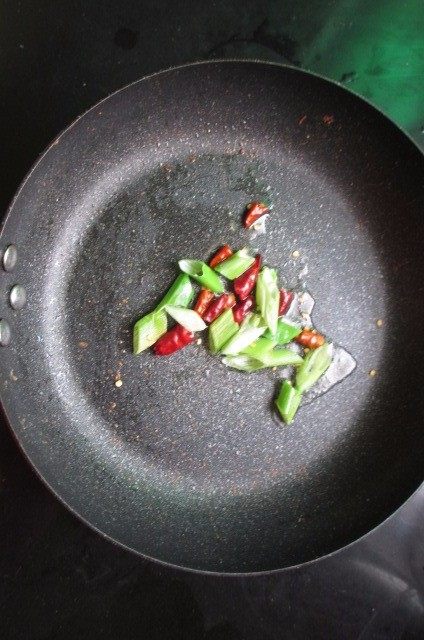 简单下饭菜——毛豆肉丝,热锅倒油,加入葱花辣椒爆香
