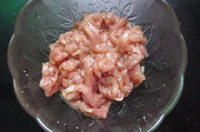 简单下饭菜——毛豆肉丝,用手抓均匀,腌制十分钟即可