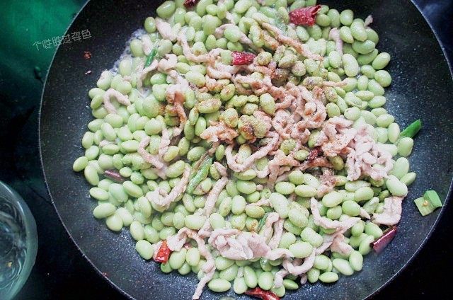 简单下饭菜——毛豆肉丝,加少许清水或高汤,放盐,五香粉呢,鸡精调味。