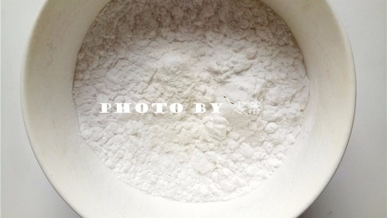 水晶玲珑心,备好食材:100g水晶虾饺粉;