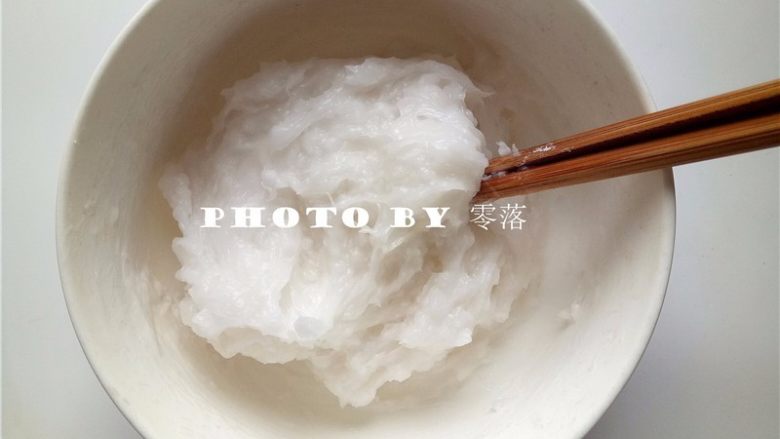 水晶玲珑心,徐徐倒入开水,一边倒水一边用筷子搅拌均匀;