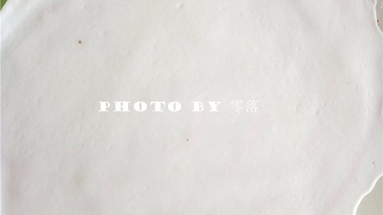 水晶玲珑心,将虾饺粉团擀成薄片,越薄,成品越透明;