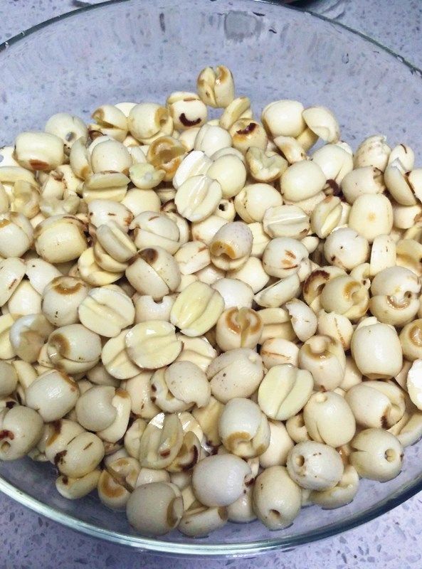 莲蓉蛋黄月饼,300克莲子浸泡一夜后洗净挑出莲子心(买的去心的莲子,但是也有少许漏网之鱼莲子心没有去干净)入文字说明