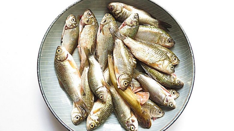家乡特色美食——杂鱼炖小豆饼,准备好<a style='color:red;display:inline-block;' href='/shicai/ 7752'>杂鱼</a>清洗干净刮去鳞片,多选择小鲫鱼熬鱼锅最香