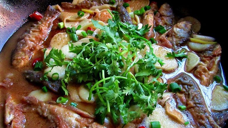 家乡特色美食——杂鱼炖小豆饼,熬好后,撒入胡椒粉、葱花和<a style='color:red;display:inline-block;' href='/shicai/ 131'>香菜</a>即可关火