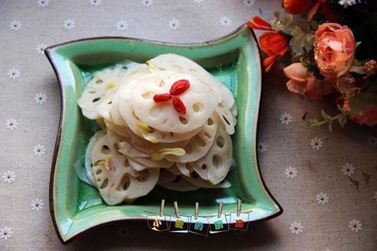 焖藕,吃之前装盘,摆上装饰即可。