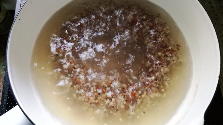缤纷藜麦沙拉, 藜麦入锅,开了以后调小火煮15-20分钟。