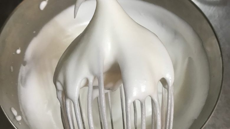 浓郁榴莲蛋糕卷,搅打至湿性发泡,提起打蛋头有弯勾即可