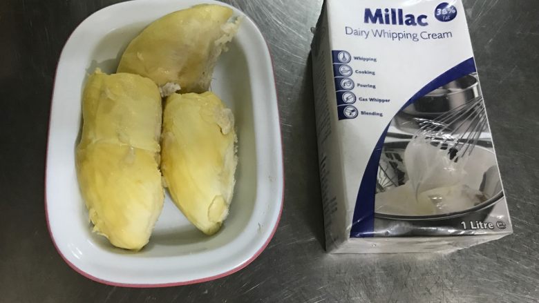 浓郁榴莲蛋糕卷,
现在来处理馅料,榴莲去核捣碎