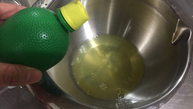 浓郁榴莲蛋糕卷,从冰箱取出的蛋白加5滴柠檬汁,先高速搅拌至出现粗泡