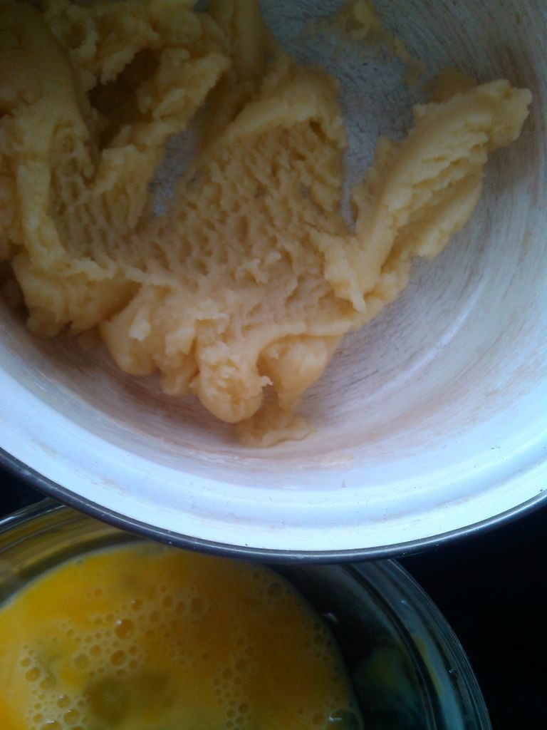 #不一样的泡芙#无花果酥皮泡芙,煮至沸腾时，离火，加入面粉，用木勺快速搅拌，使面粉和牛奶完全混合。再开小火，用木勺搅拌至锅底形成锅巴，关火。