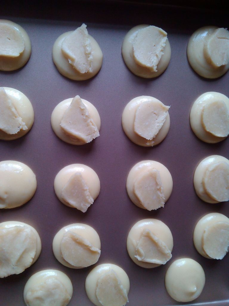 #不一样的泡芙#无花果酥皮泡芙,挤制结束，将提前取出的酥皮切片，盖在面糊上