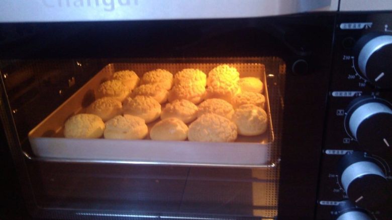 #不一样的泡芙#无花果酥皮泡芙,当泡芙膨胀定型后，温度降至175度继续烤20分钟。