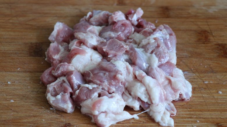酸青瓜羊肉水饺,<a style='color:red;display:inline-block;' href='/shicai/ 329'>羊肉</a>洗净切小块;
