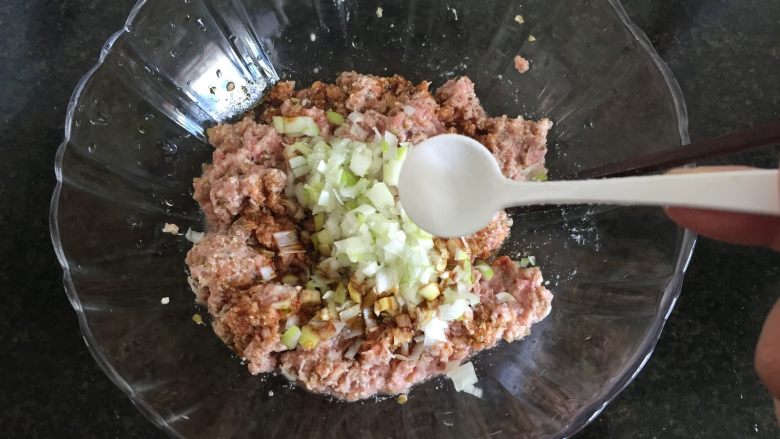 酸青瓜羊肉水饺,加入盐;