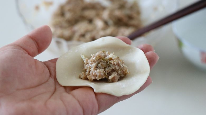 酸青瓜羊肉水饺,<a style='color:red;display:inline-block;' href='/shicai/ 4346'>饺子皮</a>中放入适量馅料;