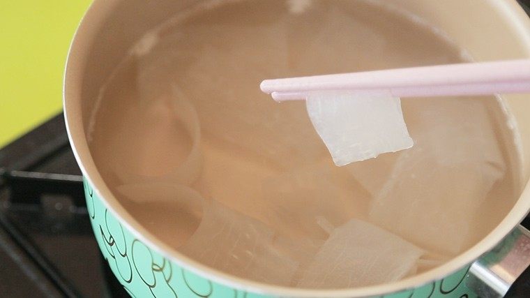 水晶萝卜卷,水烧开后放入白萝卜片煮熟。
ps:妈妈们要注意观察白萝卜的性状哦~煮到变软,方便卷起来就可以啦,千万不要煮过头呐~