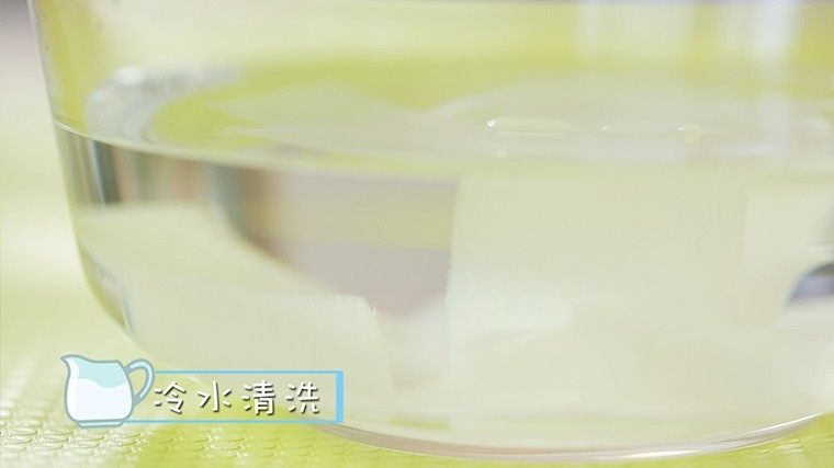 水晶萝卜卷,白萝卜片捞出,放入冷水中稍稍清洗一下后沥干。