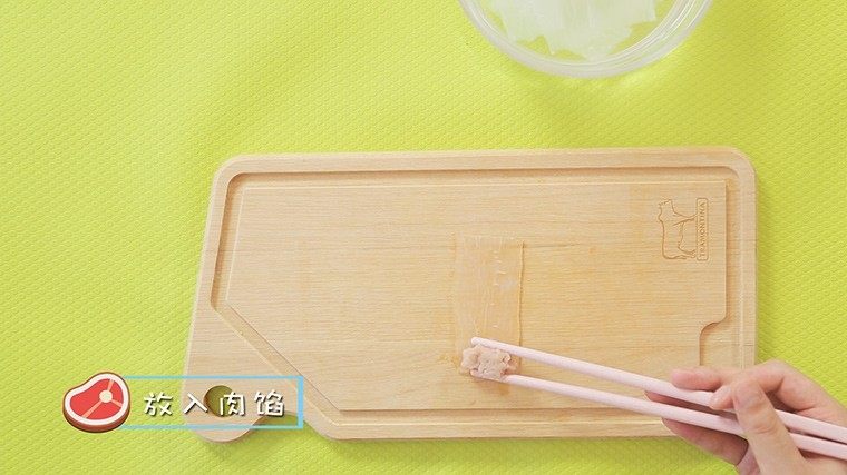 水晶萝卜卷,白萝卜片摊平,放入少许肉泥