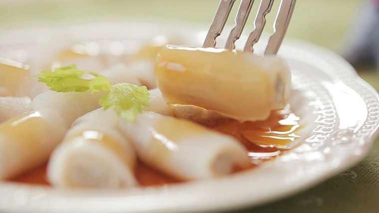 水晶萝卜卷,3岁以上大宝宝可以淋一些芡汁,味道会更美味哦~
ps:芡汁的原料很简单,一点点的酱油+一点点的淀粉+水就可以啦~