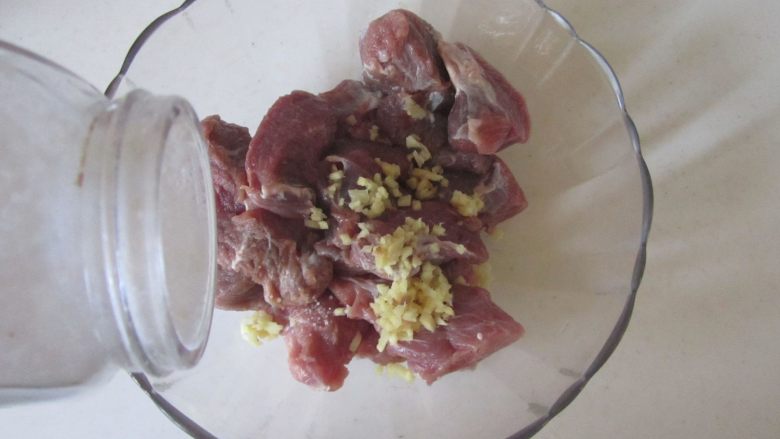 小米蒸牛肉, 牛肉块放入适量的盐、姜末、料酒等调味料拌均匀;