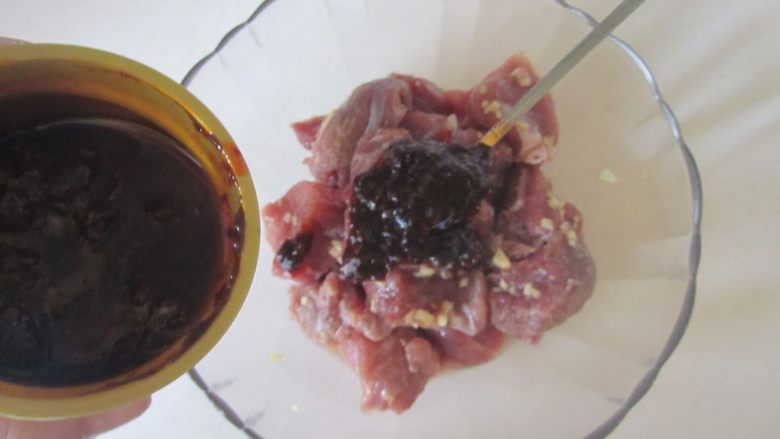 小米蒸牛肉,再放入适量的<a style='color:red;display:inline-block;' href='/shicai/ 6854'>香辣酱</a>;