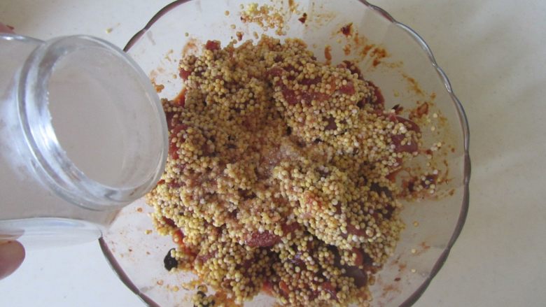 小米蒸牛肉,拌入泡过的小米, 加入少许盐, 拌均匀;