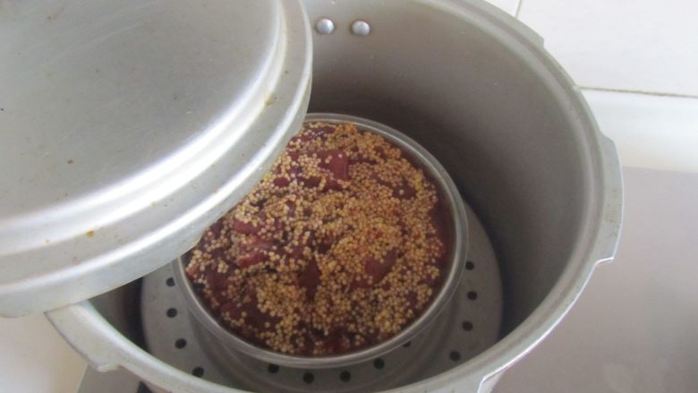 小米蒸牛肉,放入高压锅中,大火煮开,气压阀叫后转为小火20分钟,拿出来后表面撒上小葱末。
