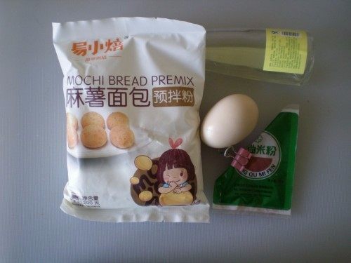 红曲粉麻薯面包,.备好麻薯面包的食材,配方<a style='color:red;display:inline-block;' href='/shicai/ 9'>鸡蛋</a>用一个即可,