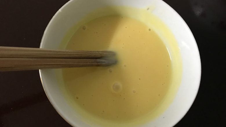 #不一样的泡芙#天鹅与丑小鸭,蛋黄加入炼乳中,搅匀。