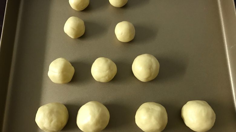 #不一样的泡芙#天鹅与丑小鸭,把冷藏后的面团取出分割成25g/个4个,20克/个3个,10克/个4个。