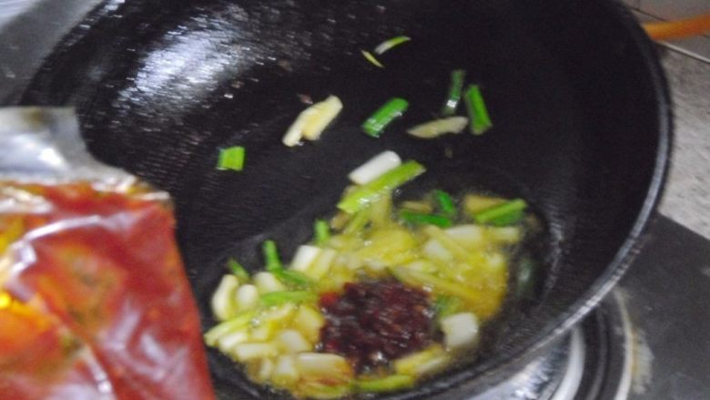 豆瓣虹鳟鱼, 放入郫县豆瓣酱