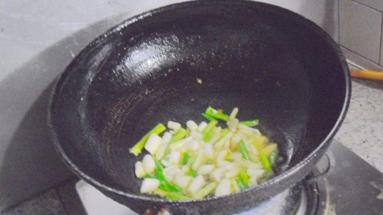 豆瓣虹鳟鱼, 热油,炒香葱姜蒜