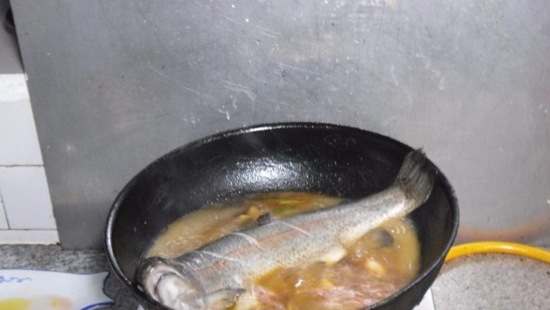 豆瓣虹鳟鱼, 加水烧制5分钟