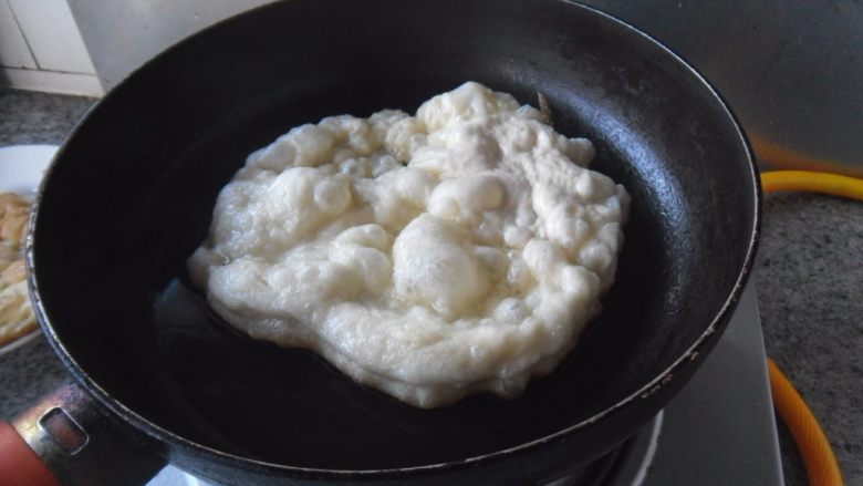 发面鸡蛋饼, 放入烧热的不粘锅烙制,不粘锅要放一些油