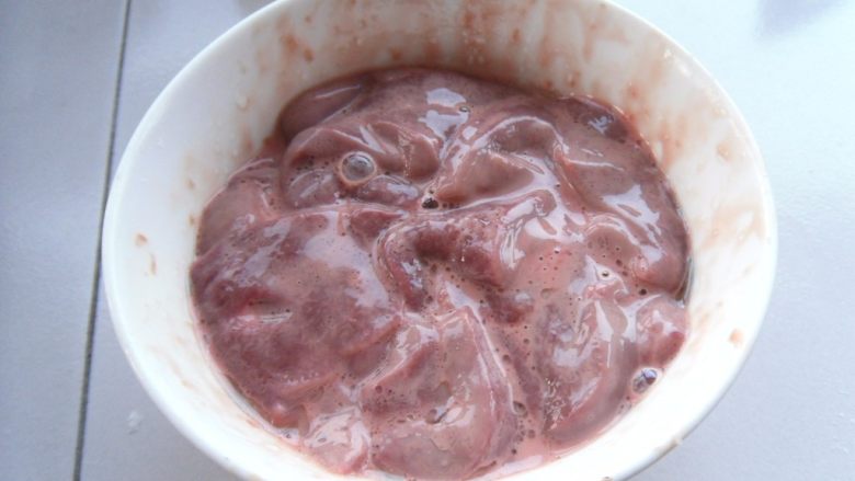 粉丝菠菜猪肝汤,加<a style='color:red;display:inline-block;' href='/shicai/ 718'>料酒</a>去异味,加淀粉轻轻抓匀上浆