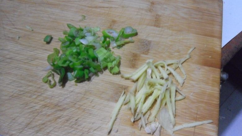 粉丝菠菜猪肝汤, 葱姜切好备用