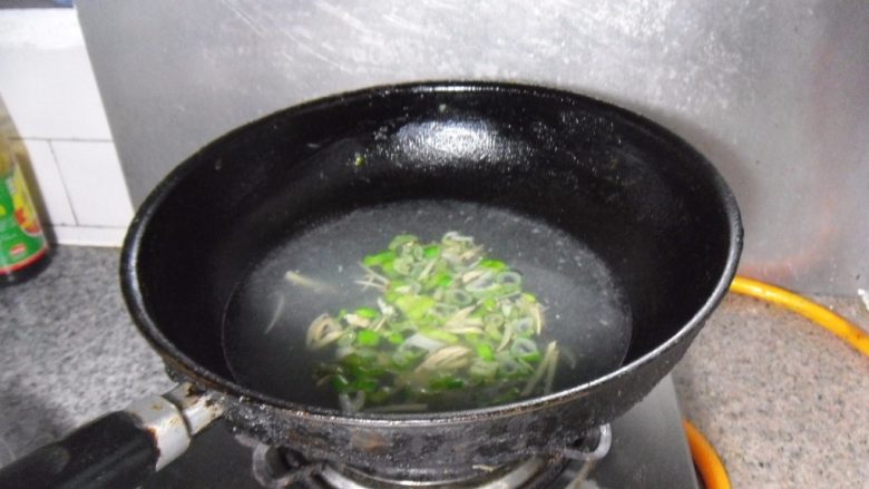 粉丝菠菜猪肝汤, 锅中放入鲜汤,放入葱姜烧开