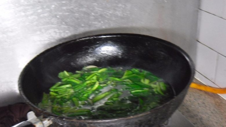 粉丝菠菜猪肝汤,放入菠菜