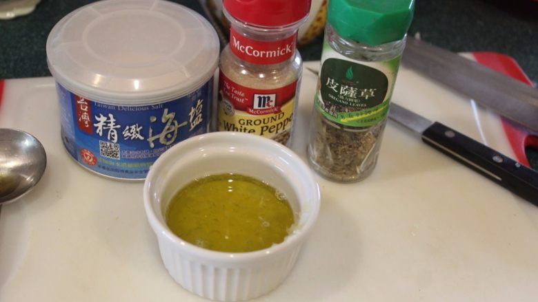 柠檬大蒜脆烤土豆,再加入1小匙干燥奥勒冈,少许盐和胡椒,拌匀备用。