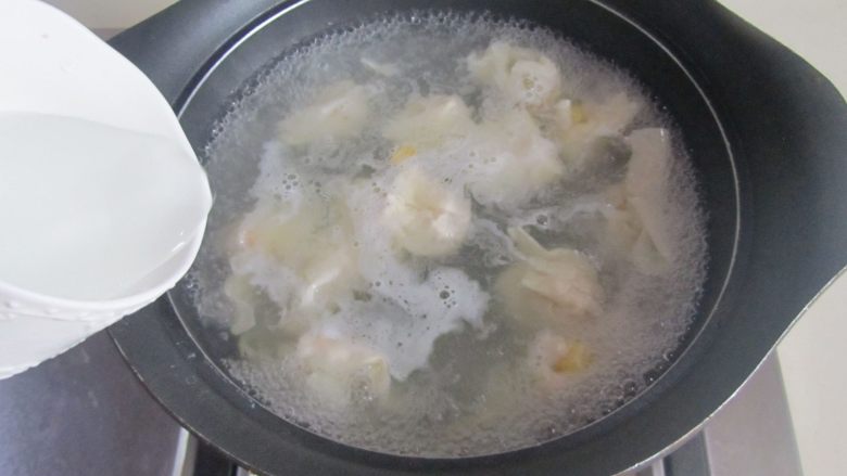 云吞面,煮开后加入适量的水继续煮;