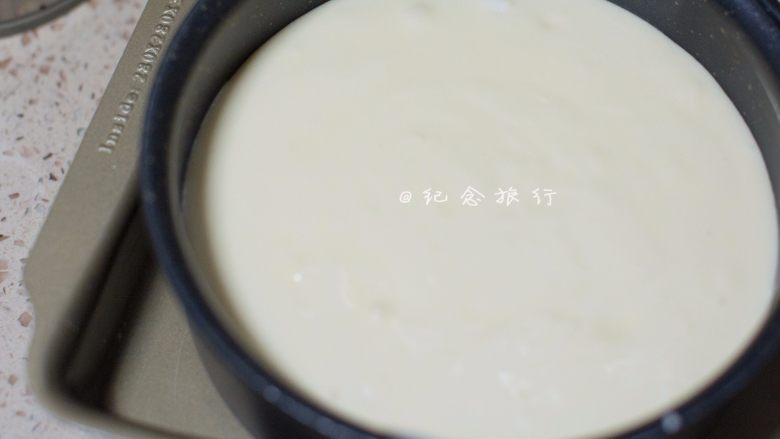 懒人食谱破壁机棉花轻乳酪,放入固底模具,水浴,轻磕两下震出气泡。烤箱要提前预热哦,要是没有固底可以在水上面放一个架子架空蛋糕,这样就不用包锡纸了,因为包锡纸包不好很容