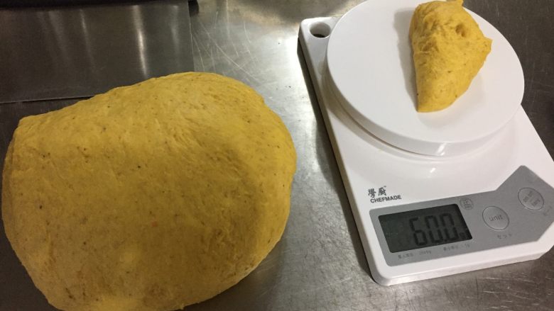 全麦南瓜蜜豆包,发酵好的面团均匀排气后用电子秤均分面团(我用的学厨8连长方潜水艇模具,每个长方形放60g面团,一共做了16个)