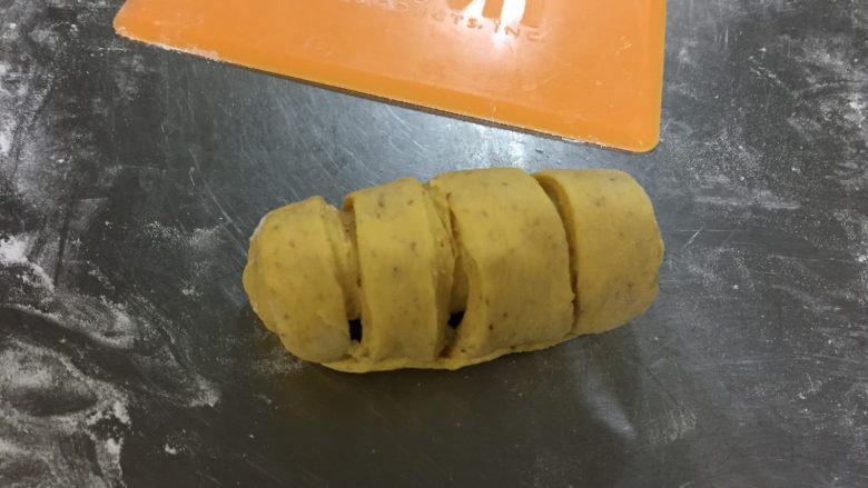全麦南瓜蜜豆包,压薄底边后由上至下卷起,收紧收口